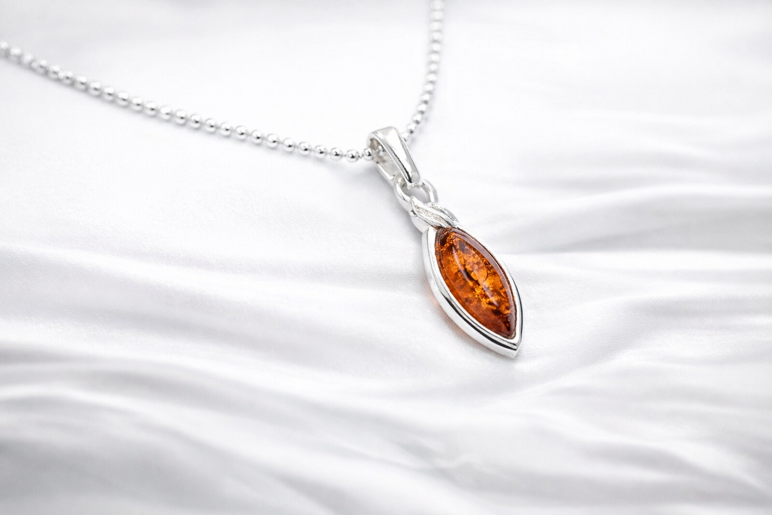 Minimal Leaf Amber Pendant - NovaPick